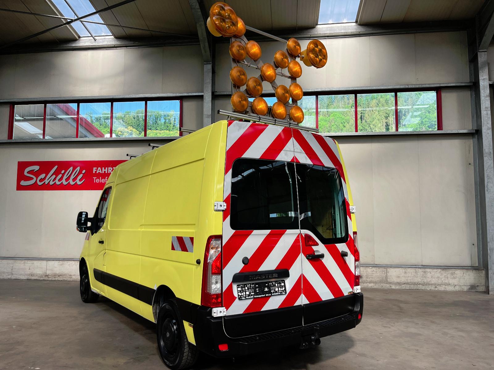 Renault Master Leuchtpfeilanlage Warntafel Schwertransp