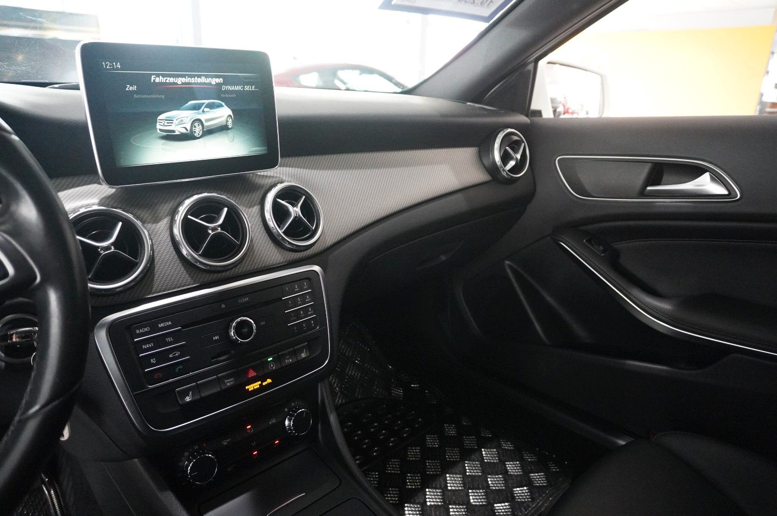 Fahrzeugabbildung Mercedes-Benz GLA 180 STYLE 7G-DCT NAVI/BI-XENON/SHZ/KAMERA
