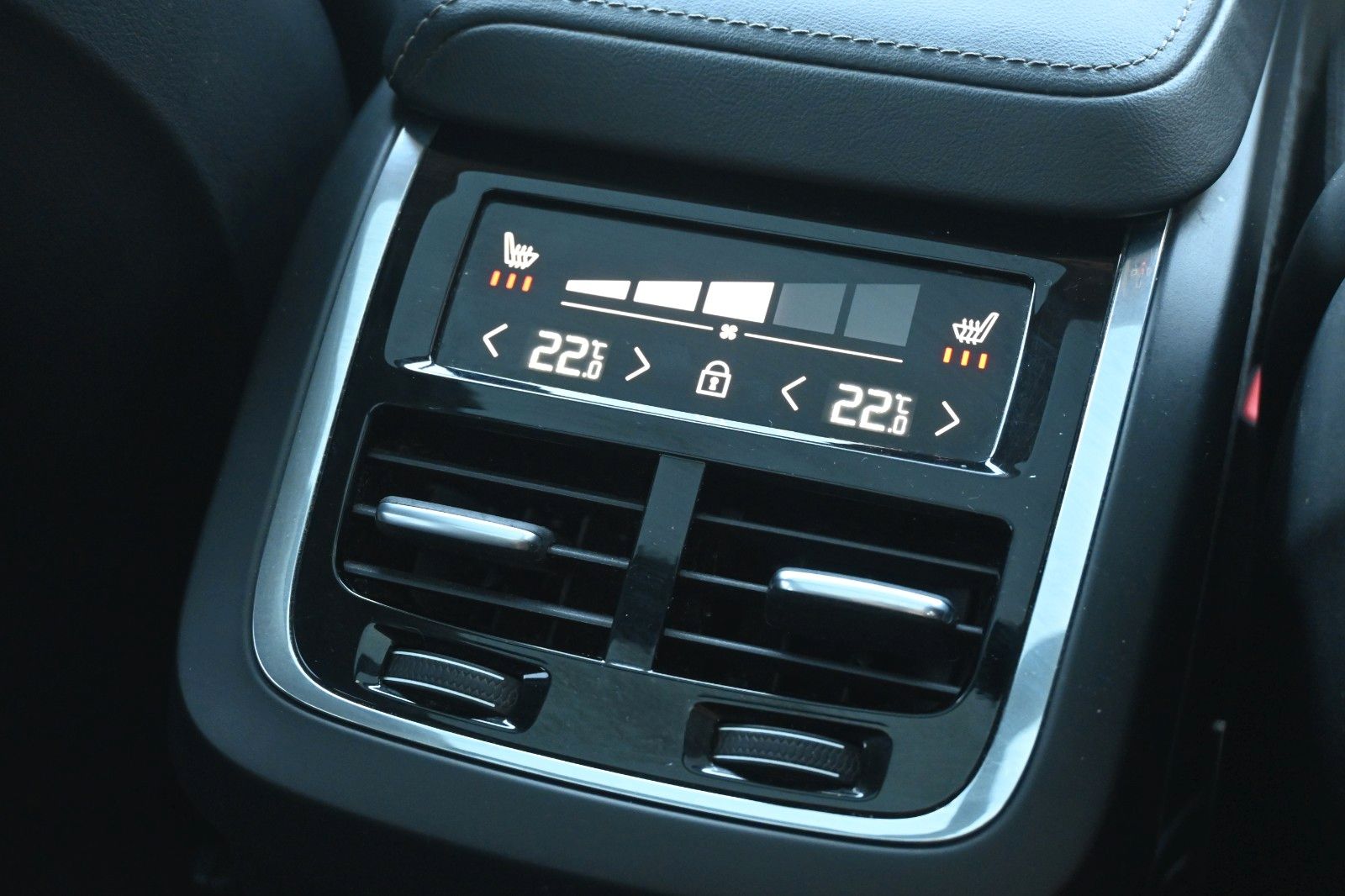 Fahrzeugabbildung Volvo XC60 B5 AWD Ultra Dark*LED*PANO*H&K*LUFT*360*HUD