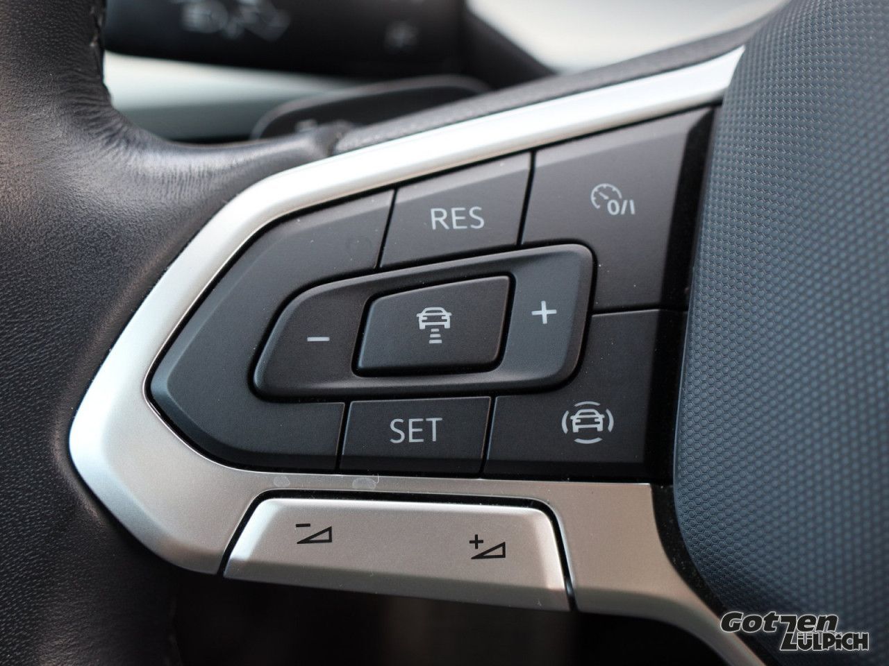 Fahrzeugabbildung Volkswagen Golf VIII 1.5 eTSI Move DSG Navi Bluetooth LED