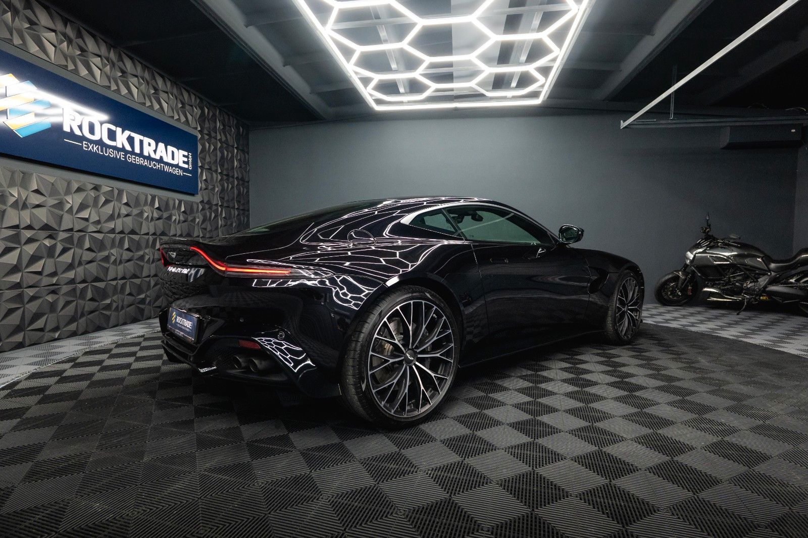 Fahrzeugabbildung Aston Martin V8 Vantage 4.0 V8 DB11 Coupe *1.Hand*360*Memory*