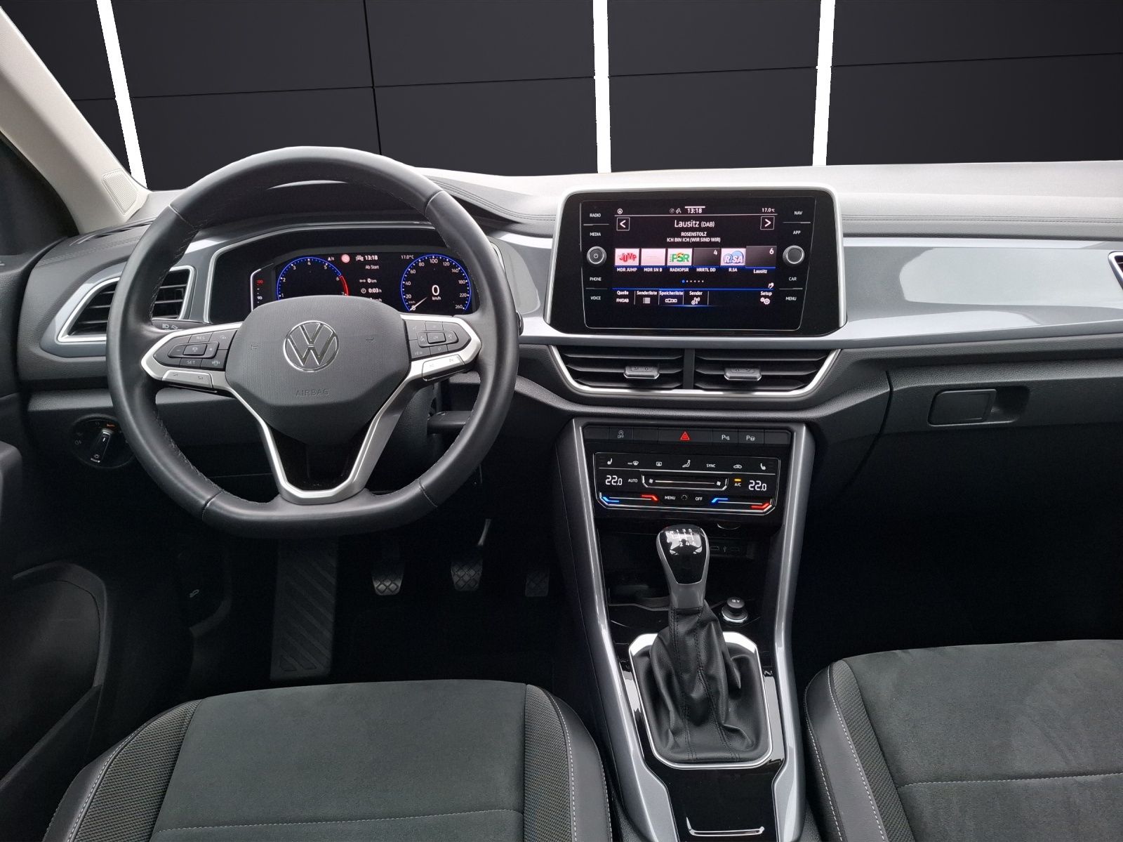 Fahrzeugabbildung Volkswagen T-Roc TSI Style LED AHK Navi AID ACC RFK SH