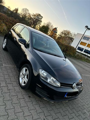 Volkswagen VW Golf 7 / VII 4 Türer **TÜV NEU** 1. Han...