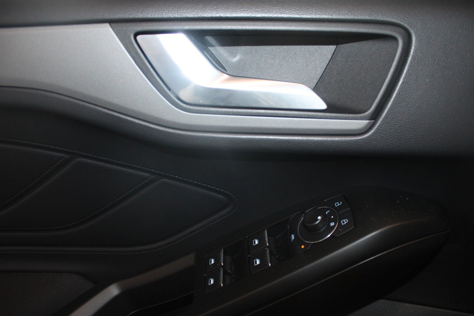 Fahrzeugabbildung Ford Focus Cool & Connect Aut. LED CAM PDC WinterPak.