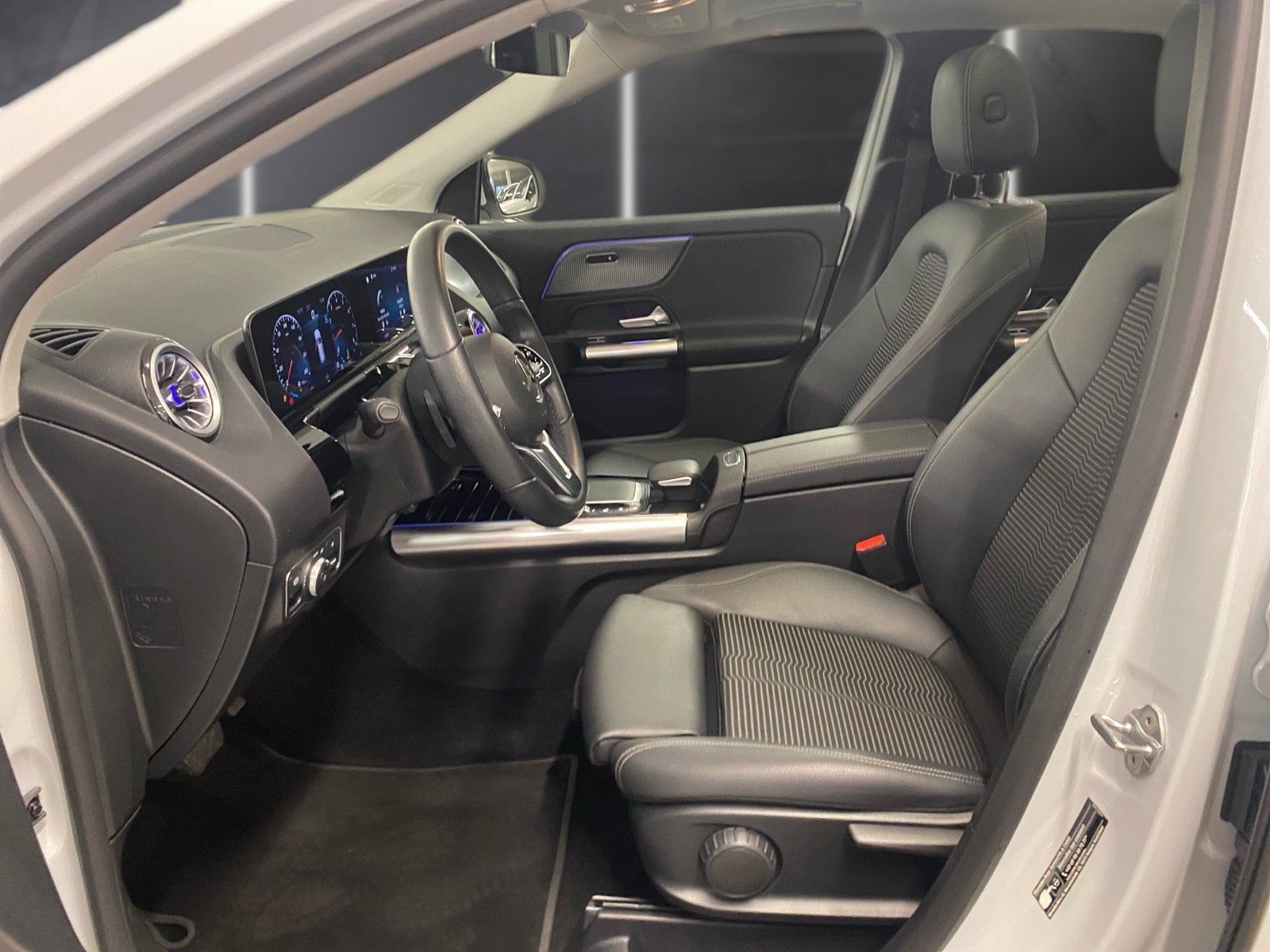 Fahrzeugabbildung Mercedes-Benz GLA 200 Progressive*AHK*Pano*Distron*360°*MBeam*