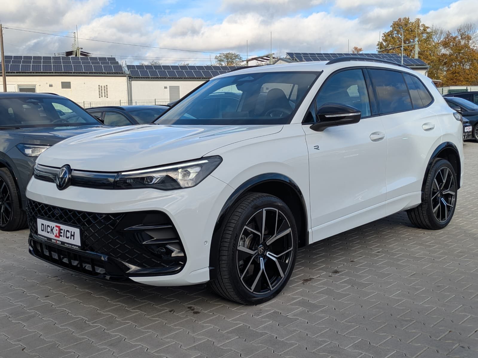 Fahrzeugabbildung Volkswagen Tiguan 2.0 TDI 4M R-Line PANO*H&K*AHK*MATRIX*20"