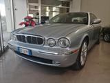 Jaguar XJ 2.7 D V6 cat Executive - silberne Jaguar XJ
