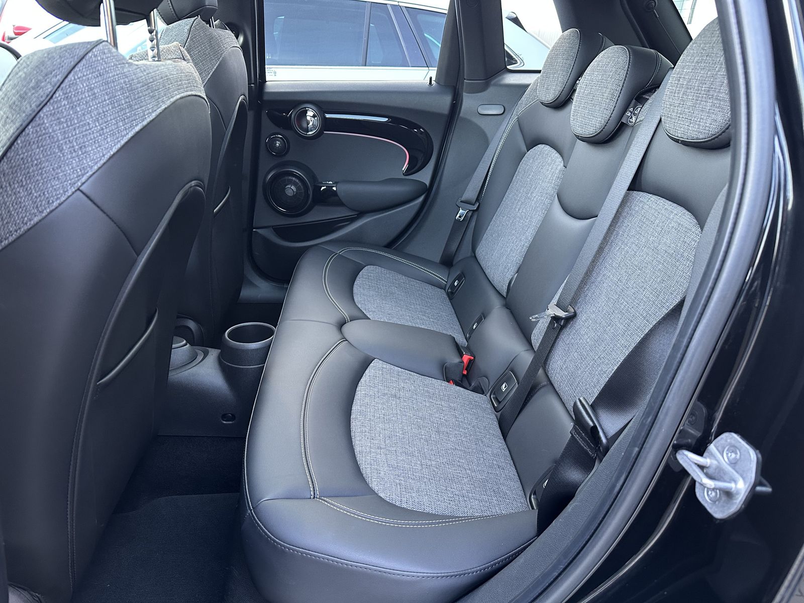 Fahrzeugabbildung MINI Cooper S Classic Trim NAV+LED+PANO+HEAD-UP+H&K