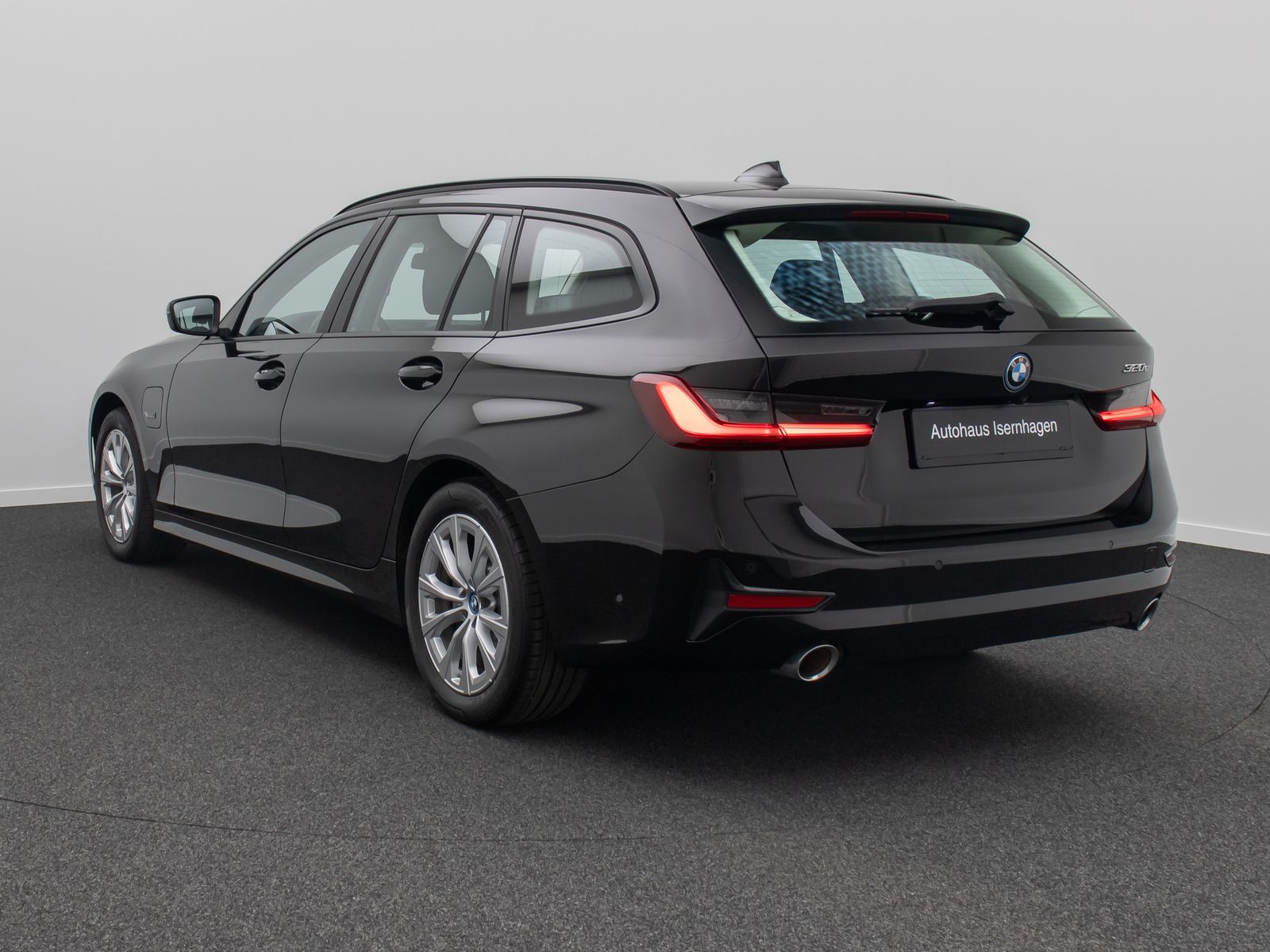 Fahrzeugabbildung BMW 320e Panorama Kamera DAB Alarm Geschwindigkeit
