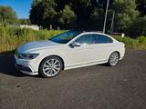 Volkswagen Passat 2.0 TDI SCR 140kW Highline R-Line ACC/LED - VW Passat Gebrauchtwagen in Saarbrücken