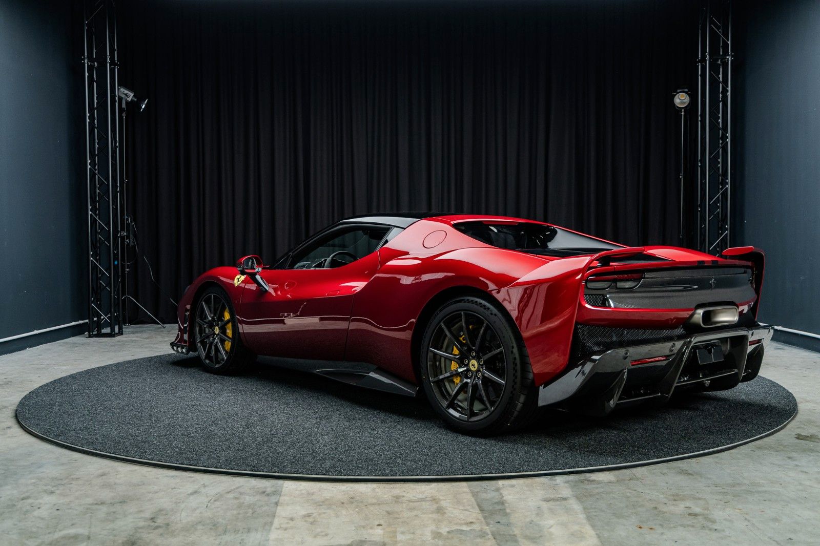 Fahrzeugabbildung Ferrari 296 GTB Speciale + Carbon + Lipstick Red + Lift