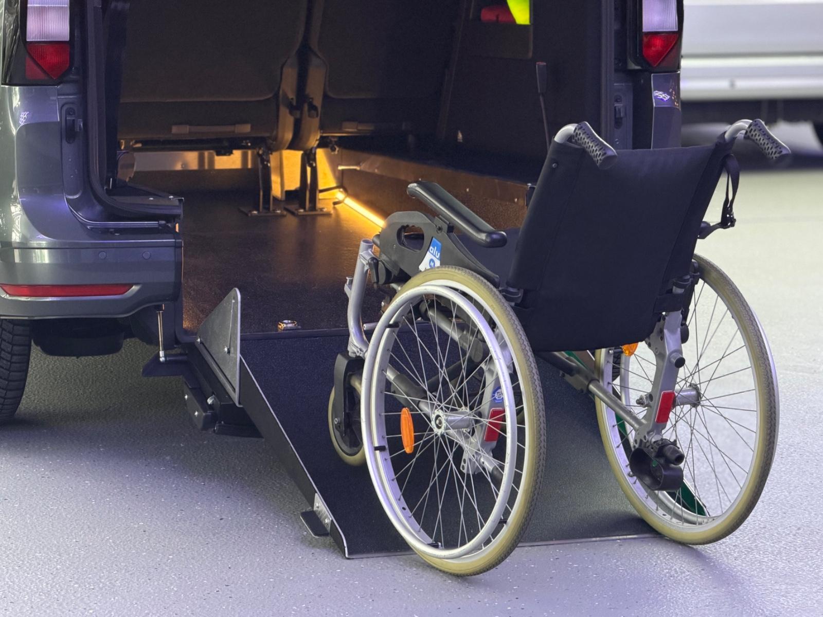Volkswagen Caddy Life DSG-Behindertengerecht-Rampe