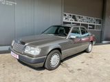 Mercedes-Benz 230E//Schiebedach// H-Kennzeichen - Mercedes-Benz 230 mit Benzin-Antrieb: Limousine, Klimaanlage