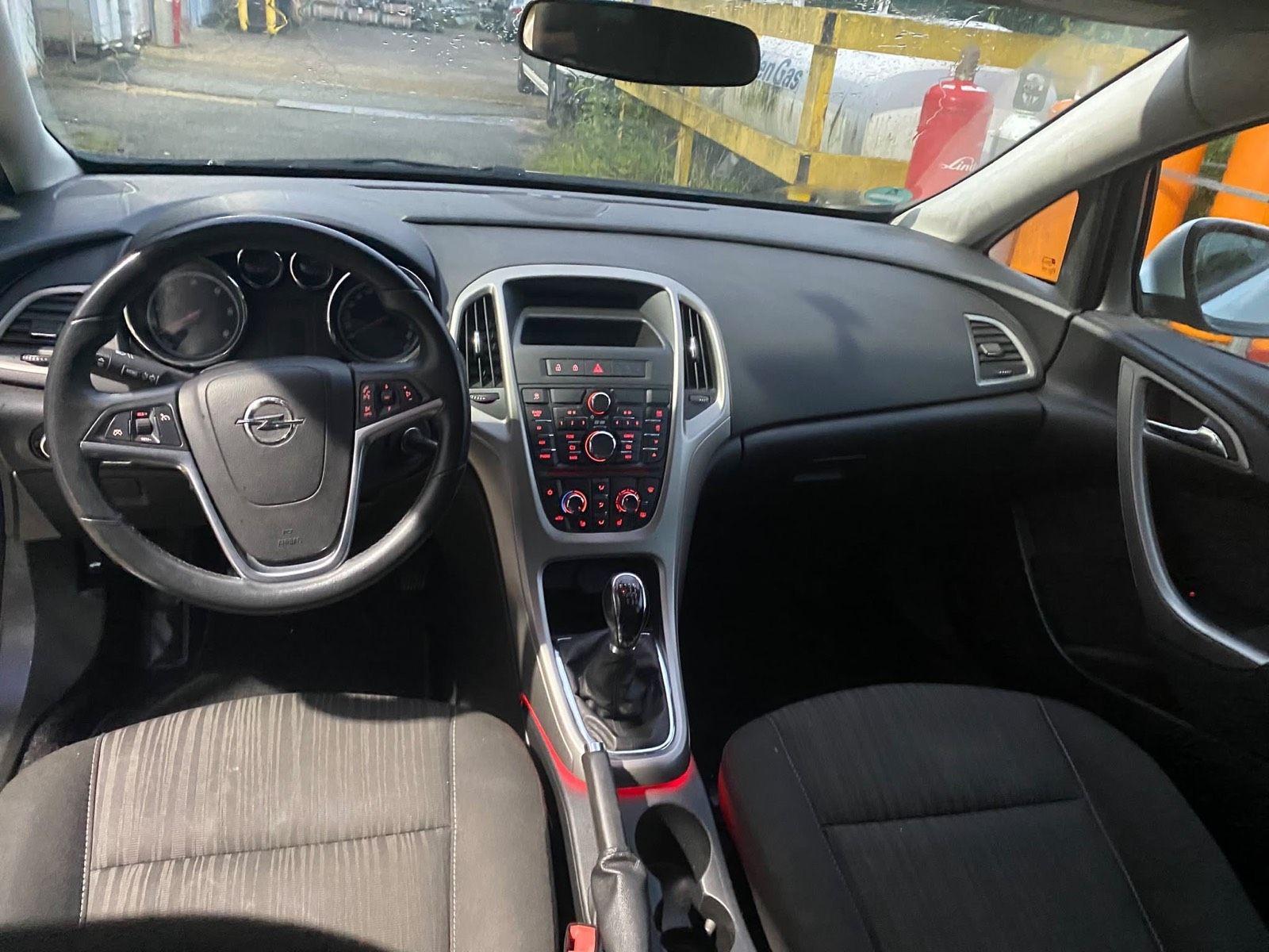 Opel Astra 2011 — photo 7