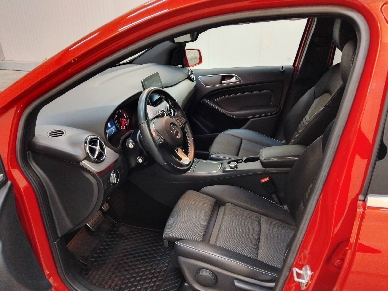 Mercedes-Benz B 180 (06/2026, Benzin)