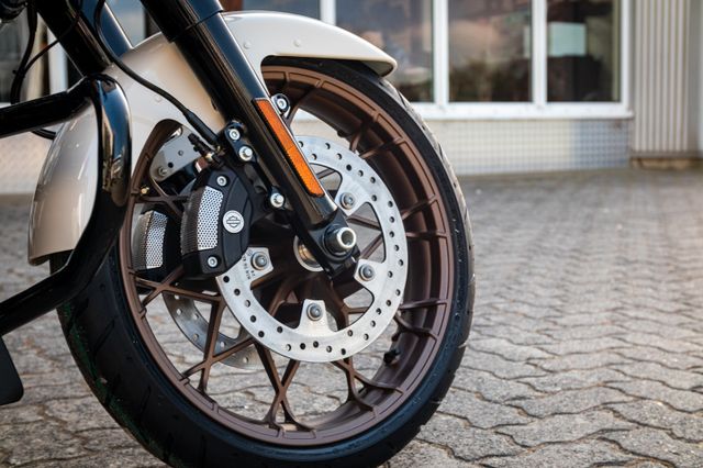 Fahrzeugabbildung Harley-Davidson ROAD GLIDE ST 117 MY23 FLTRXST Jetzt bestellen!
