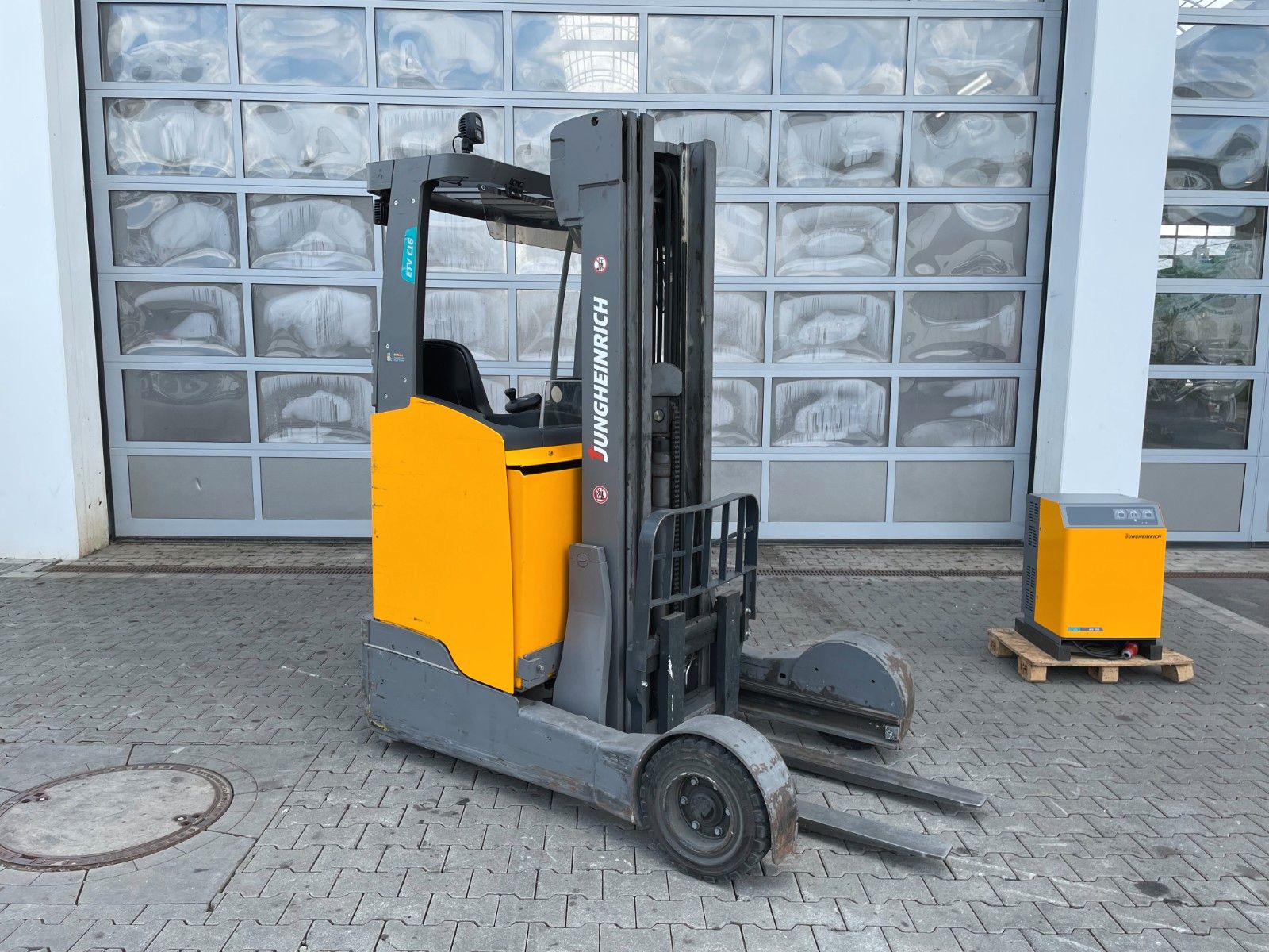 Fahrzeugabbildung Jungheinrich ETV C16 / Triplex 5.72m / SS / nur 3.112h / 2016