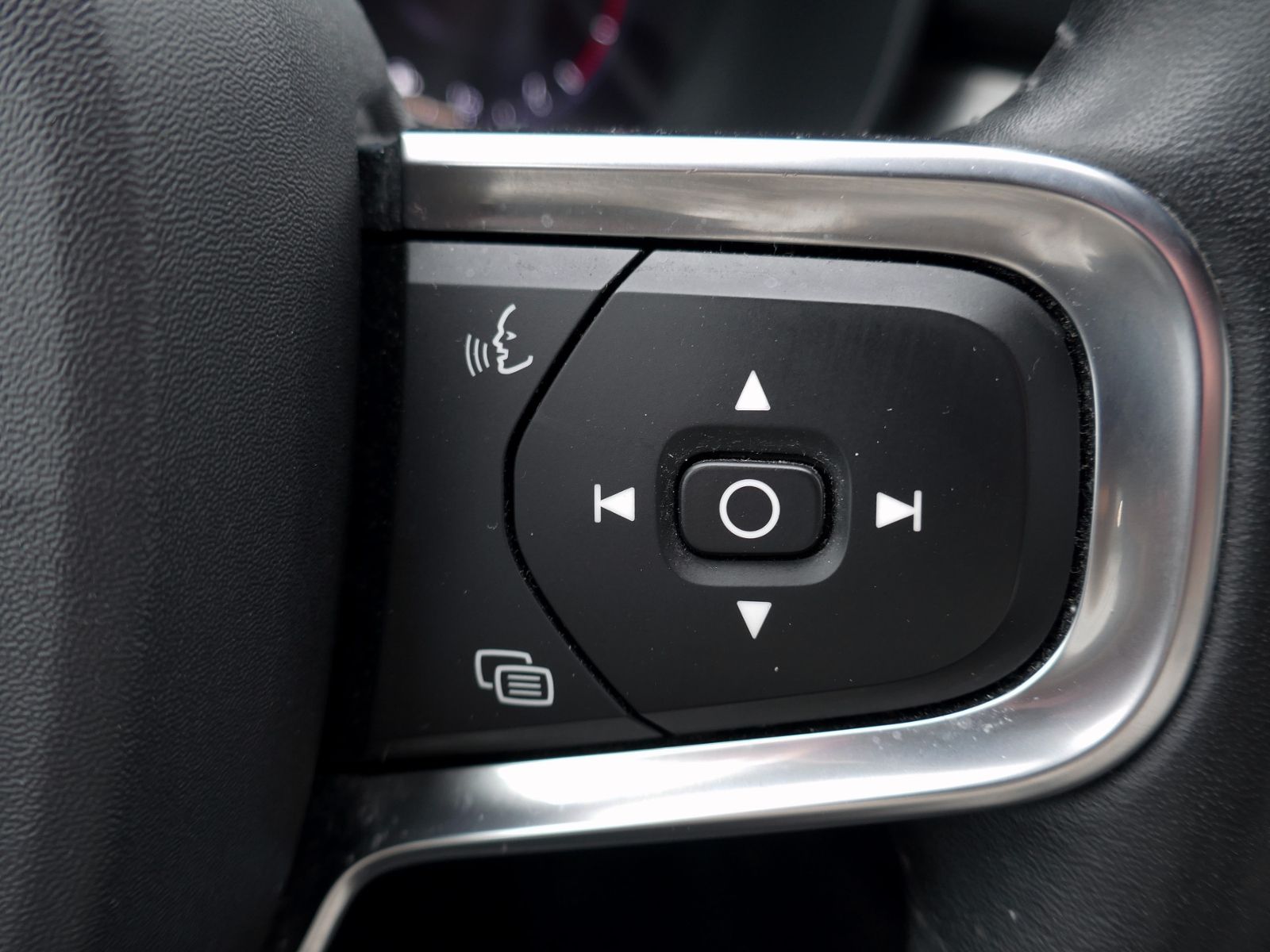 Fahrzeugabbildung Volvo XC40 D3 2WD Momentum Pro | LED AHK PDC GRA