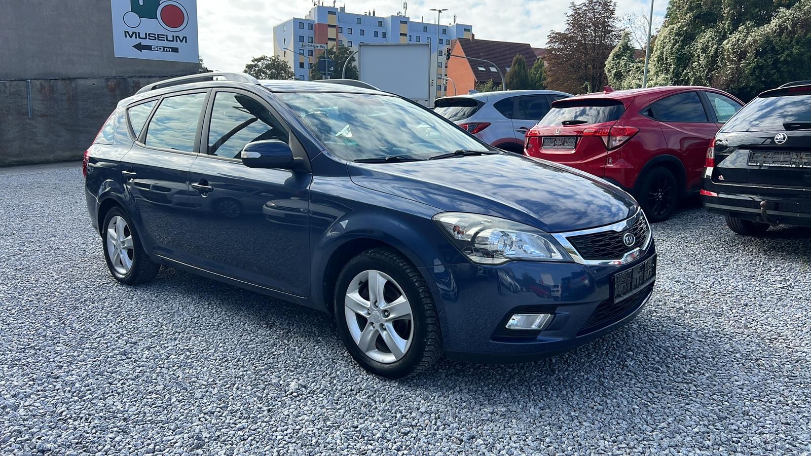 Kia cee'd 2011 — салон