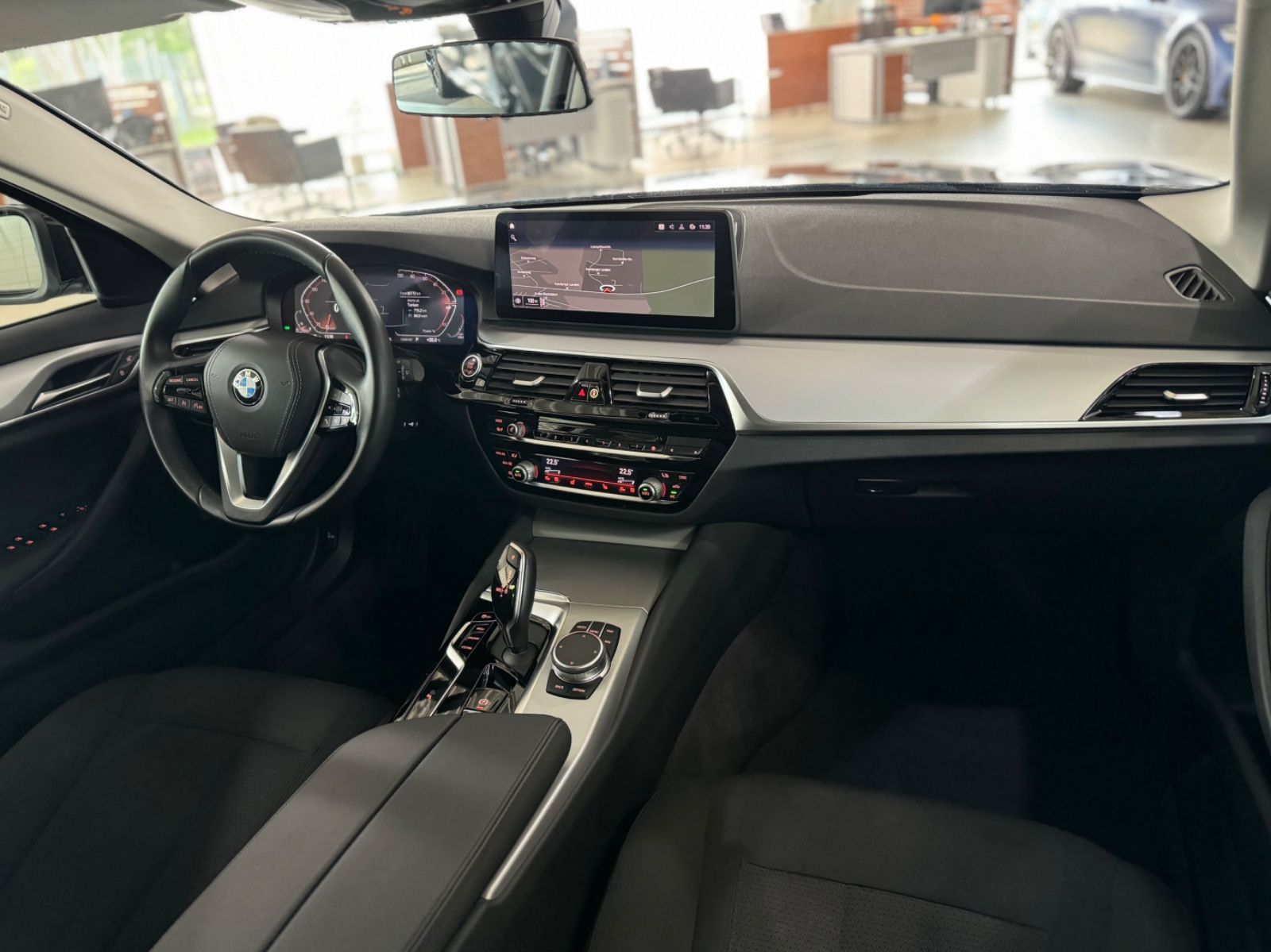 Fahrzeugabbildung BMW 520d xD Panorama Kamera DAB CockPitPro Alarm LED