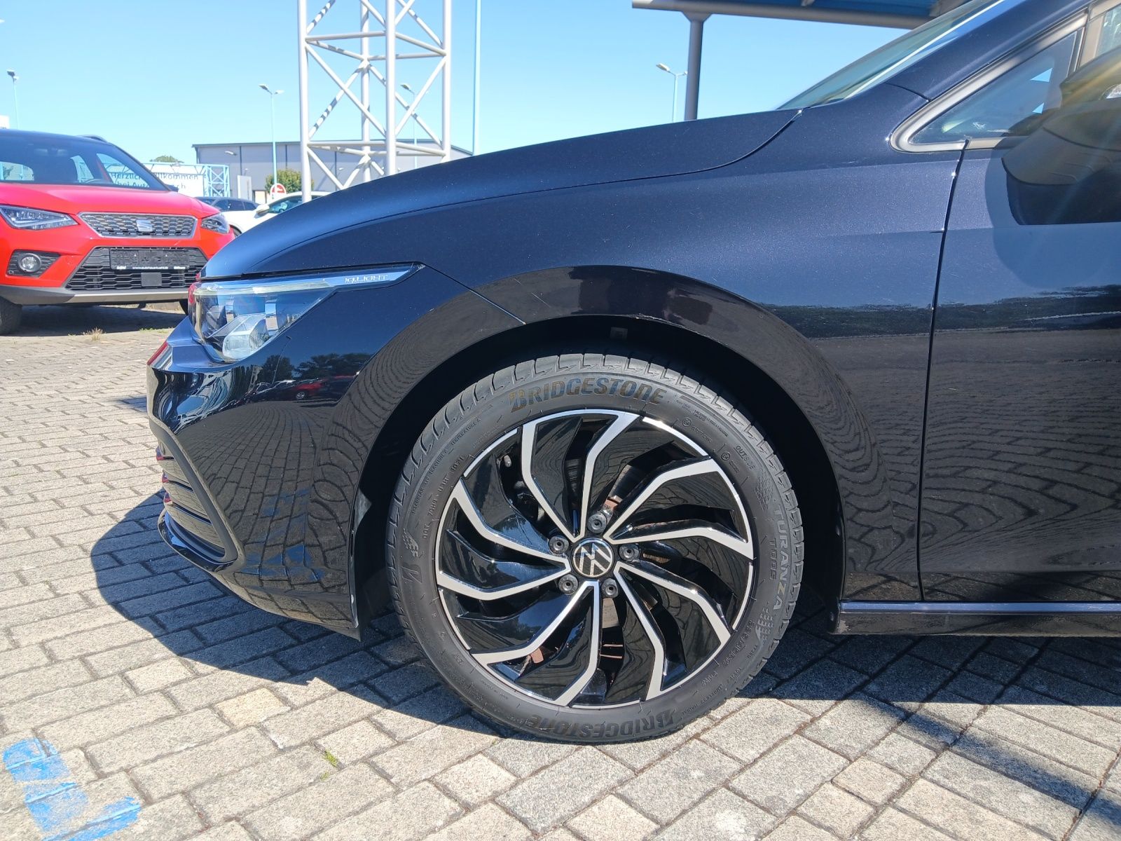 Fahrzeugabbildung Volkswagen Golf VIII Variant TSI Life Matrix AHK Navi AID A