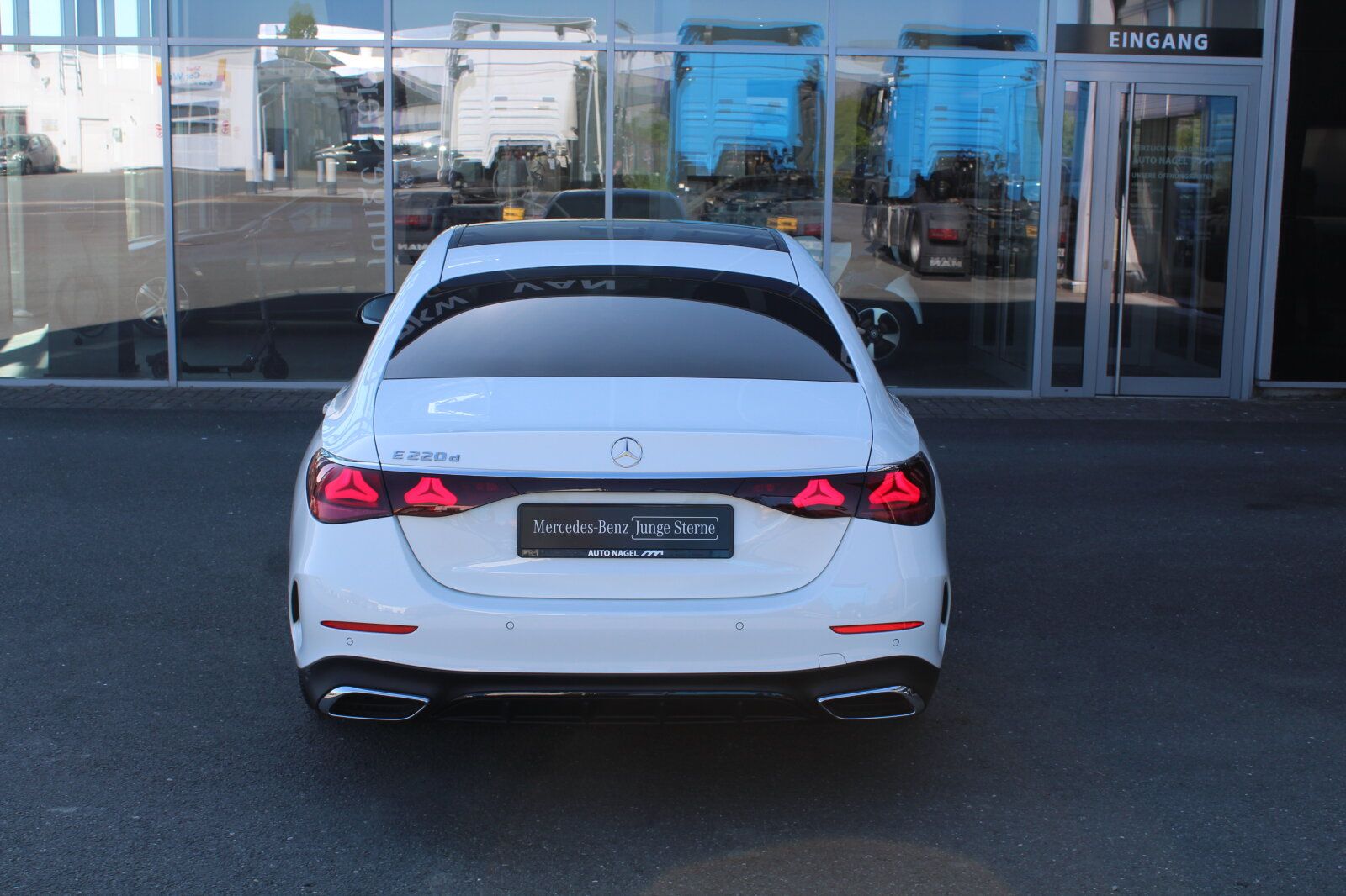 Mercedes-Benz E 220 d AMG PANO NIGHT LED KAMERA NAVI TOTWINKEL foto 3