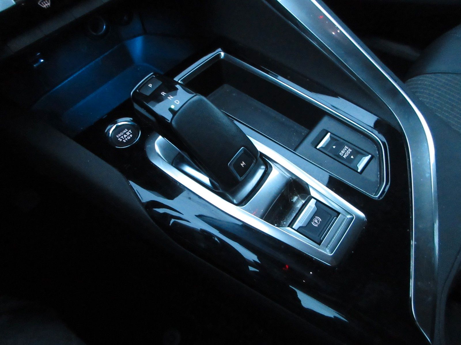 Fahrzeugabbildung Peugeot 5008 Allure 1.5D LED/NAVI/R´CAM/PDC/7-SITZ