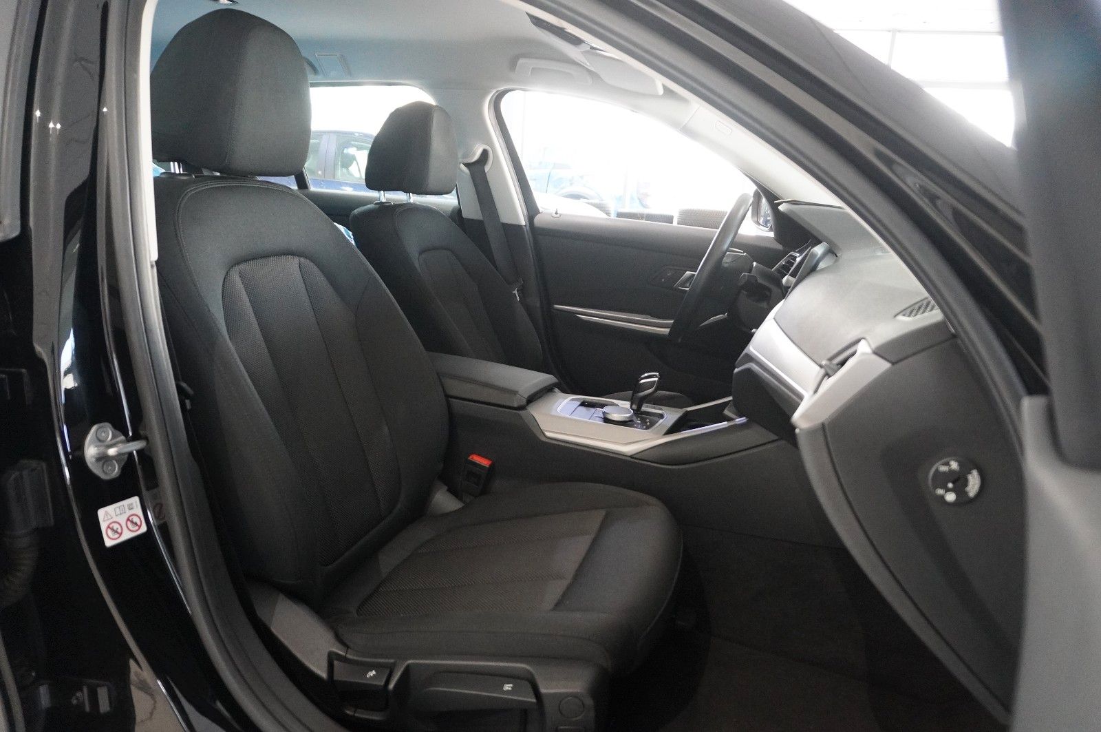 Fahrzeugabbildung BMW 318D TOURING ADVANTAGE NAVI/LED/VIRTUAL/SHZ/DAB+