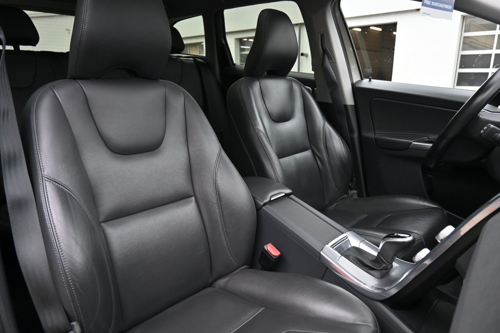 Fahrzeugabbildung Volvo XC60 D4 Momentum*BLIS*STHZ*PANO*BiXenon*CAM*DAB