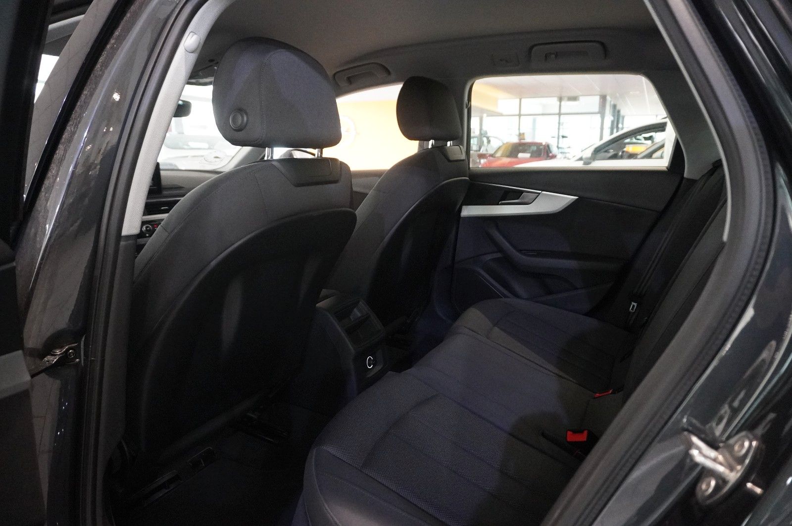Fahrzeugabbildung Audi A4 Avant 2.0 TFSI ULTRA SPORT NAVI/LED/SHZ/PDC