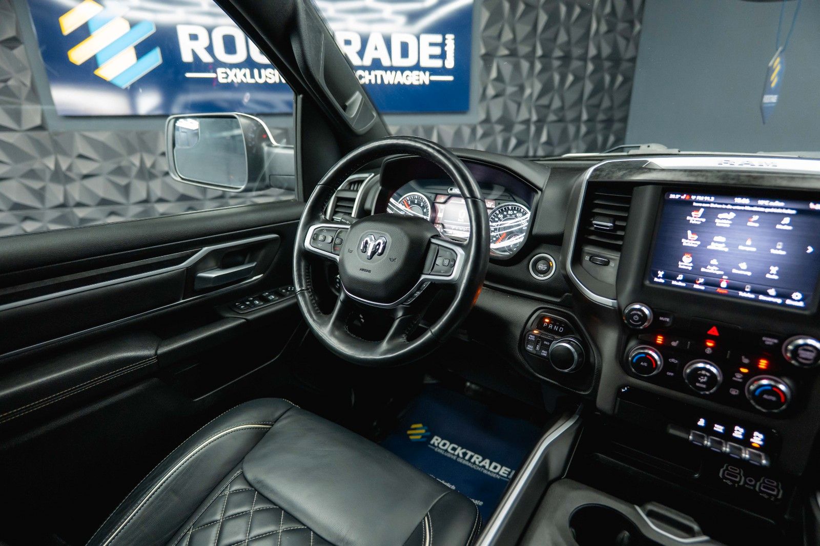 Fahrzeugabbildung Dodge RAM 5.7 V8 HEMI 4x4 OFFROAD Night-Paket *LED*