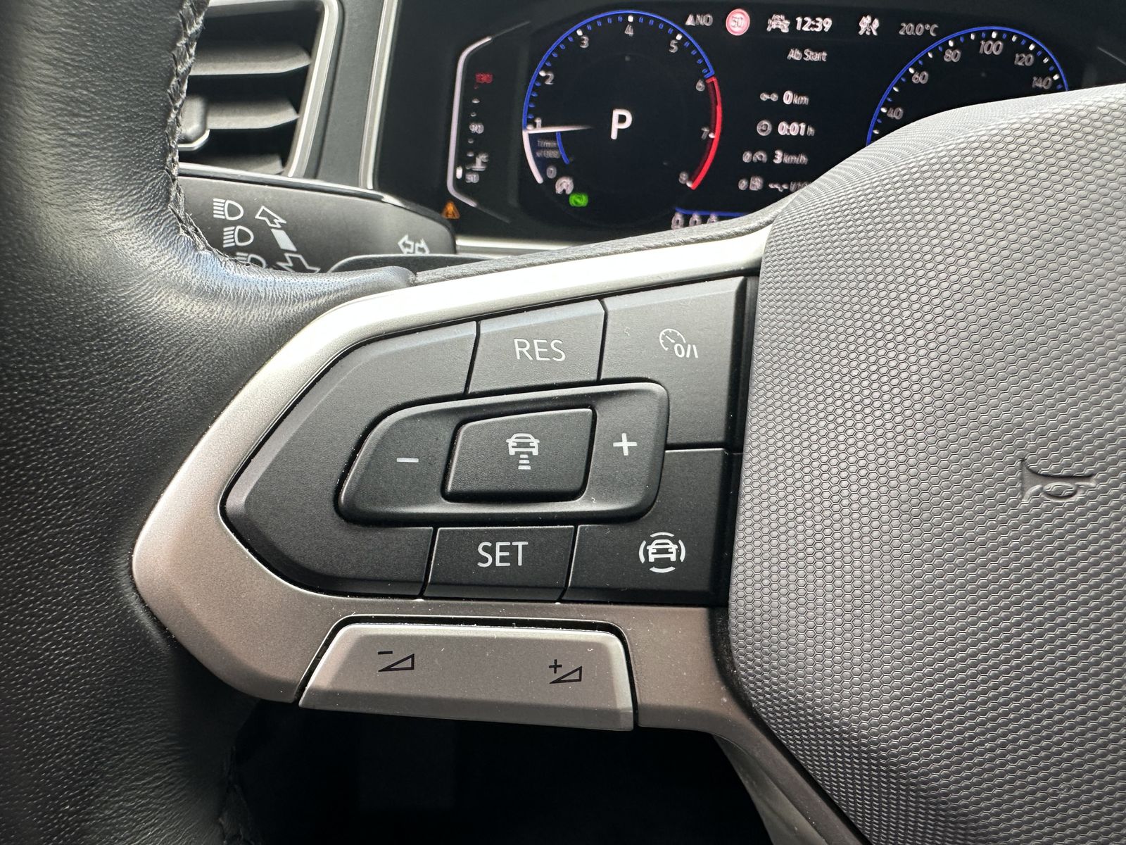 Fahrzeugabbildung Volkswagen T-Roc 1.5 TSI DSG Sport NAV+LED+ACC+STANDHEIZUNG