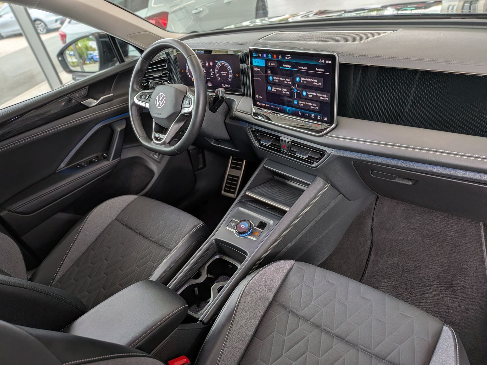 Fahrzeugabbildung Volkswagen Tiguan 1.5 eTSI ENERGY HD-Matrix 360 Pano AHK 19