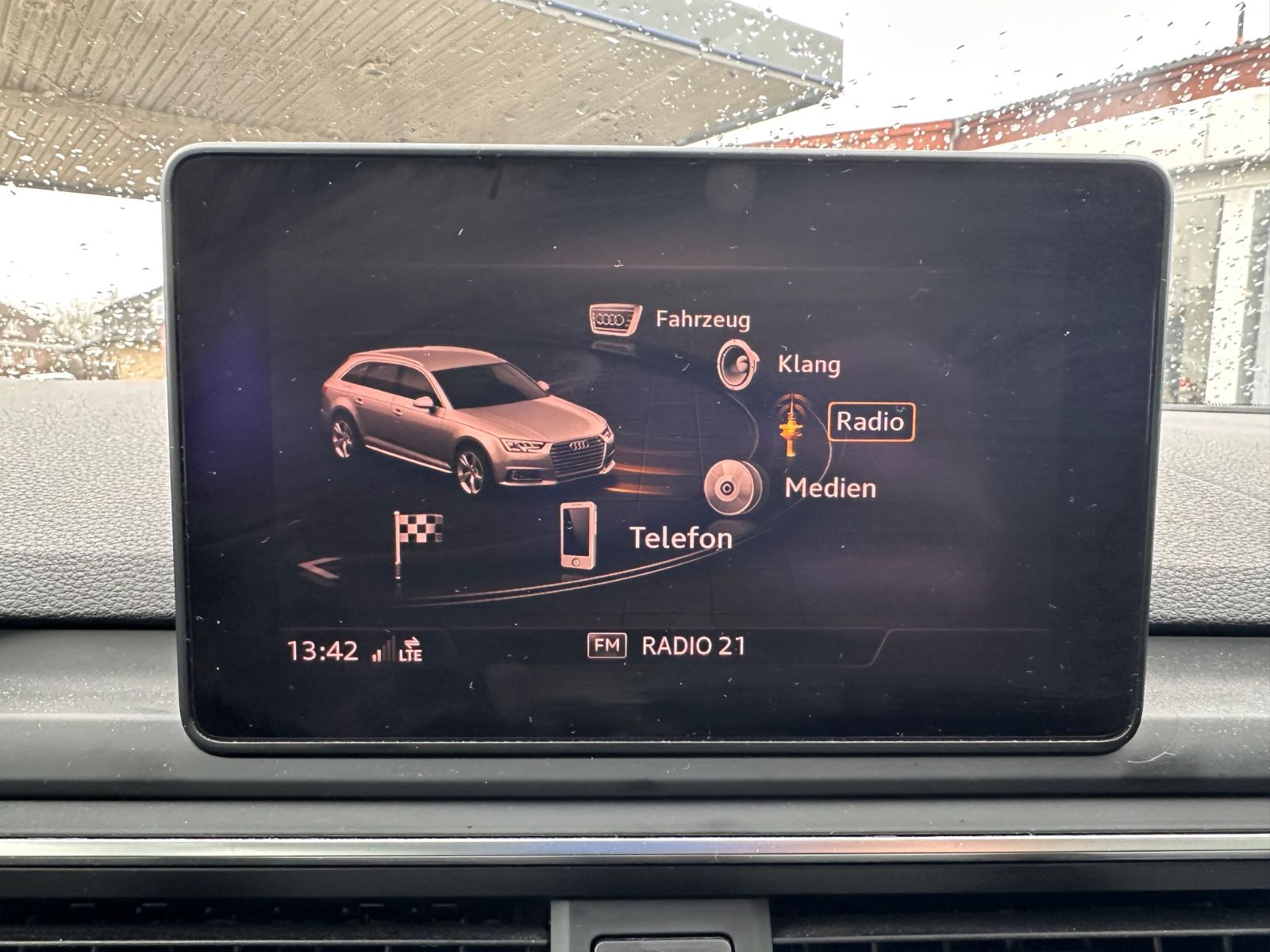 Fahrzeugabbildung Audi A4 Avant 2.0 TDI BiXenon/GRA/Navi/PDC/eHeck