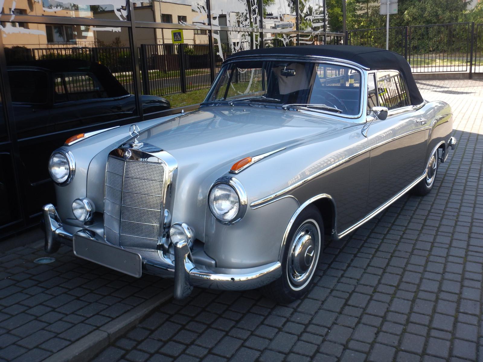 Mercedes-Benz 220 SE Cabriolet