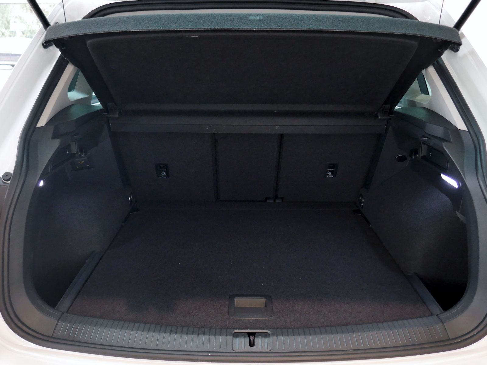 Fahrzeugabbildung Volkswagen Tiguan MOVE 2.0 TDI DSG | LED RFK ACC Navi