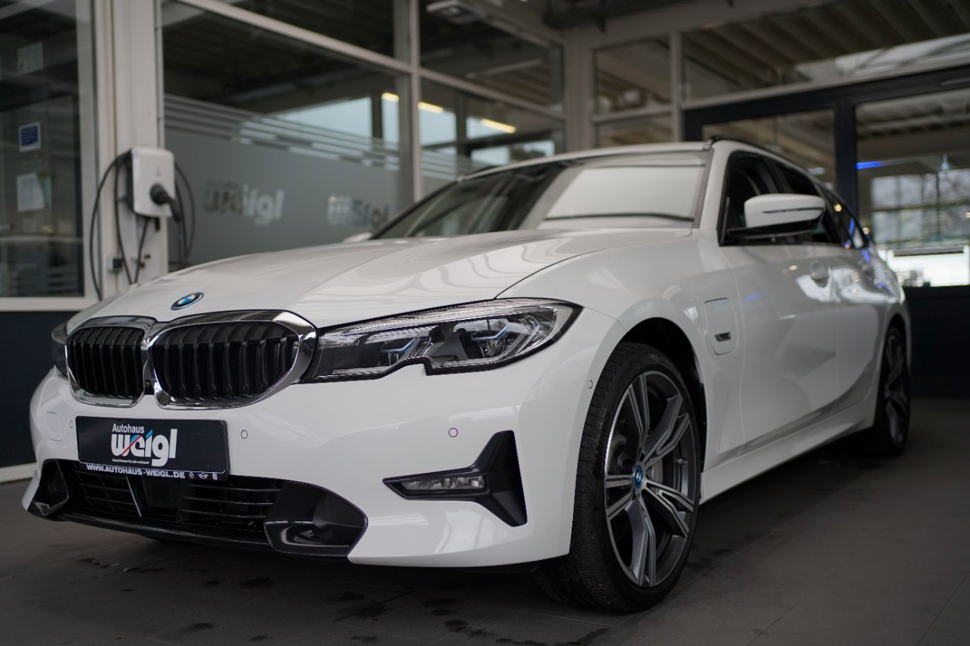 Fahrzeugabbildung BMW 330e xDri Sport Line +HeadUp+Laserlicht+Komfortz