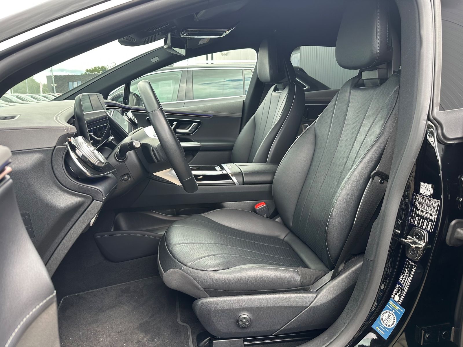 Fahrzeugabbildung Mercedes-Benz EQE 300 Electric Art NAV+LED+ACC+360GRAD+SHZ