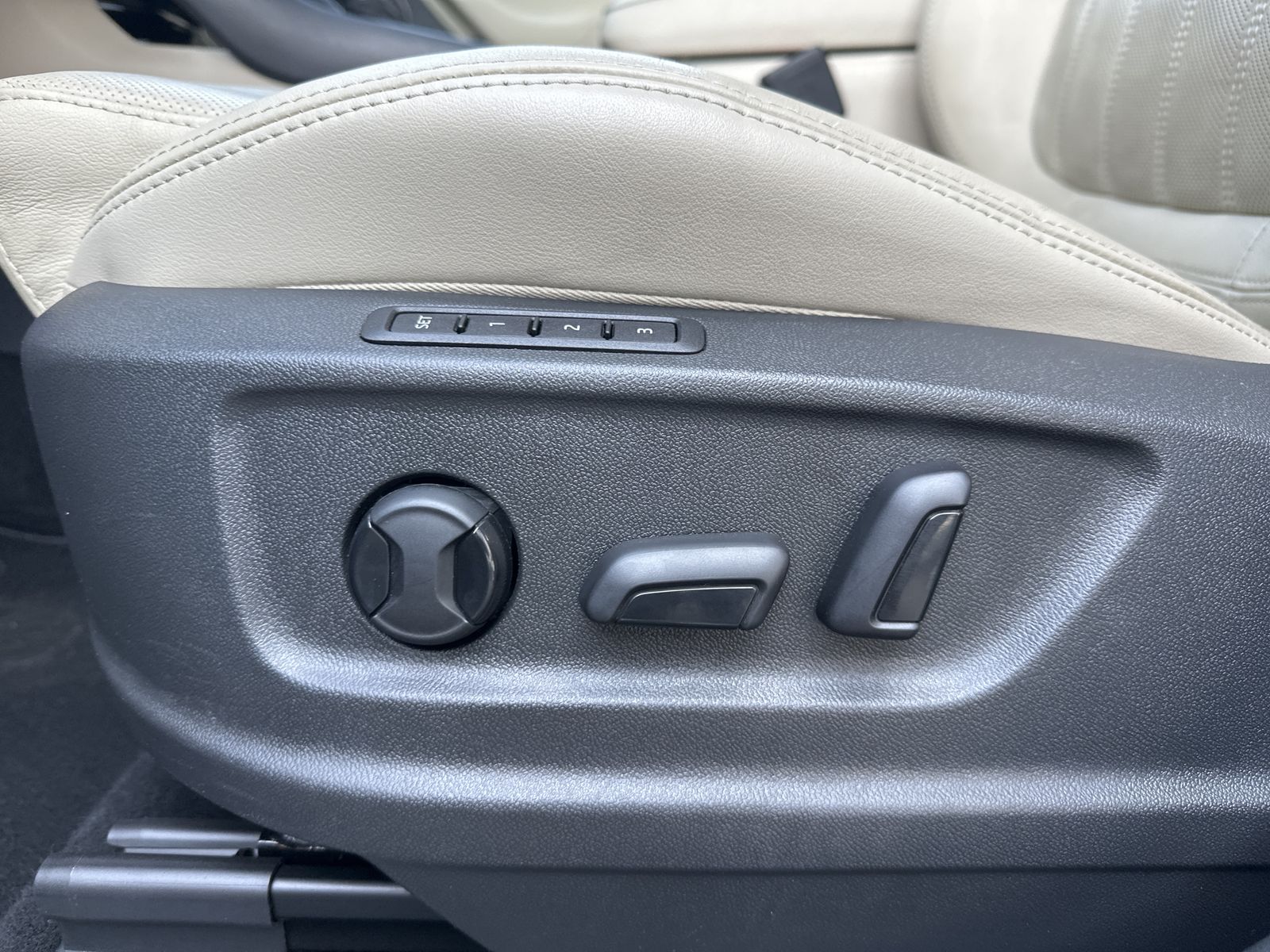 Fahrzeugabbildung SKODA Kodiaq 2.0 TDI L&K 4x4 NAV+MATRIX+ACC+KAMERA+AHK
