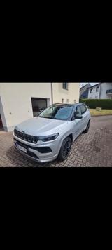 Jeep Compass 1.3l T4-PHEV 177kW S Automatik 4WD S - silberne Jeep Compass