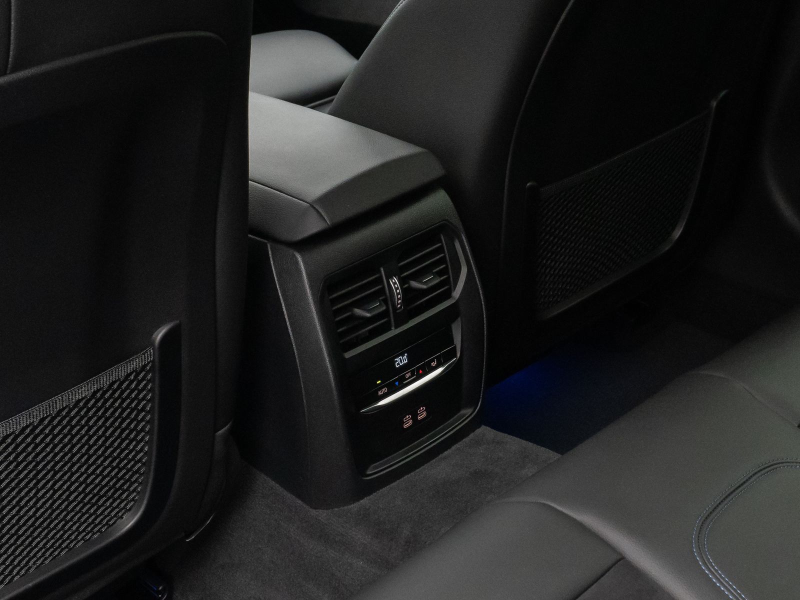 Fahrzeugabbildung BMW 330i M Sport Kamera DAB CockPitPr AHK Alarm 19"