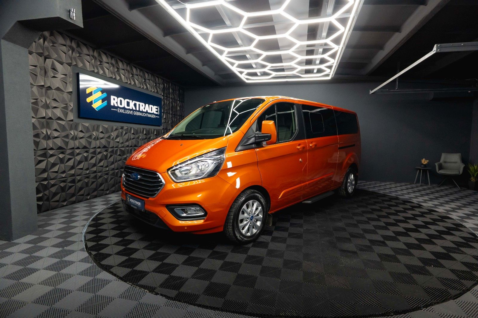 Fahrzeugabbildung Ford Tourneo Custom Kombi 320 L2 Trend Lang 9 Sitze