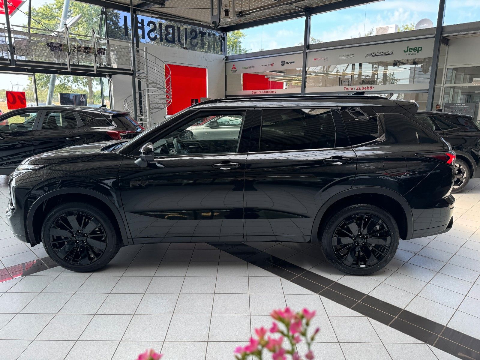 Fahrzeugabbildung Mitsubishi Outlander 2.4PLUG-IN HYBRID 4WD BLACK