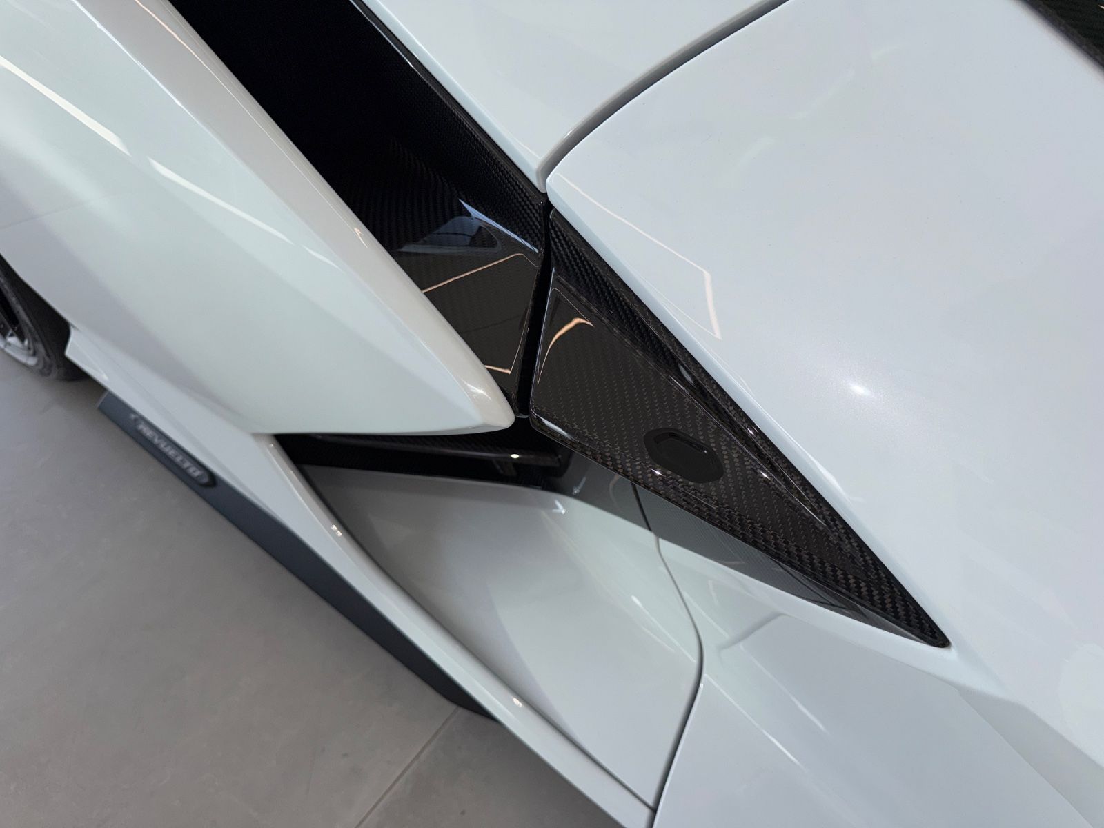 Revuelto V12 Full Carbon Lift Sonus