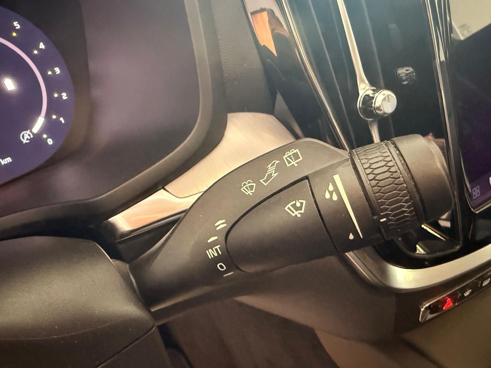 Fahrzeugabbildung Volvo V60 Kombi Core/ 1.HAND/SCHECKHEFT/8.FACH BEREIFT