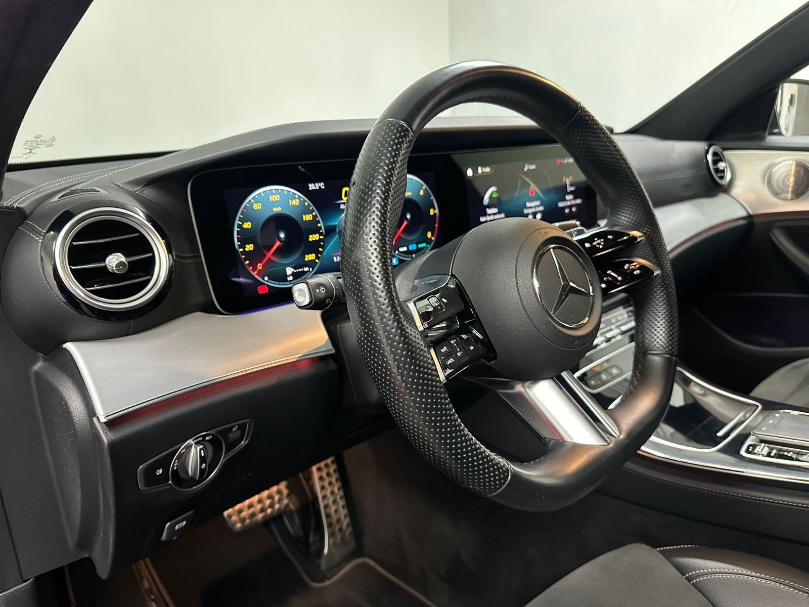 Fahrzeugabbildung Mercedes-Benz E 300 d 4MATIC T Autom * AMG-LINE*NAVI*AMBIL*