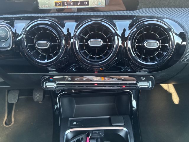 Fahrzeugabbildung Mercedes-Benz A 180 Limousine >NAV/LED/KAM/PDC/SHZ<