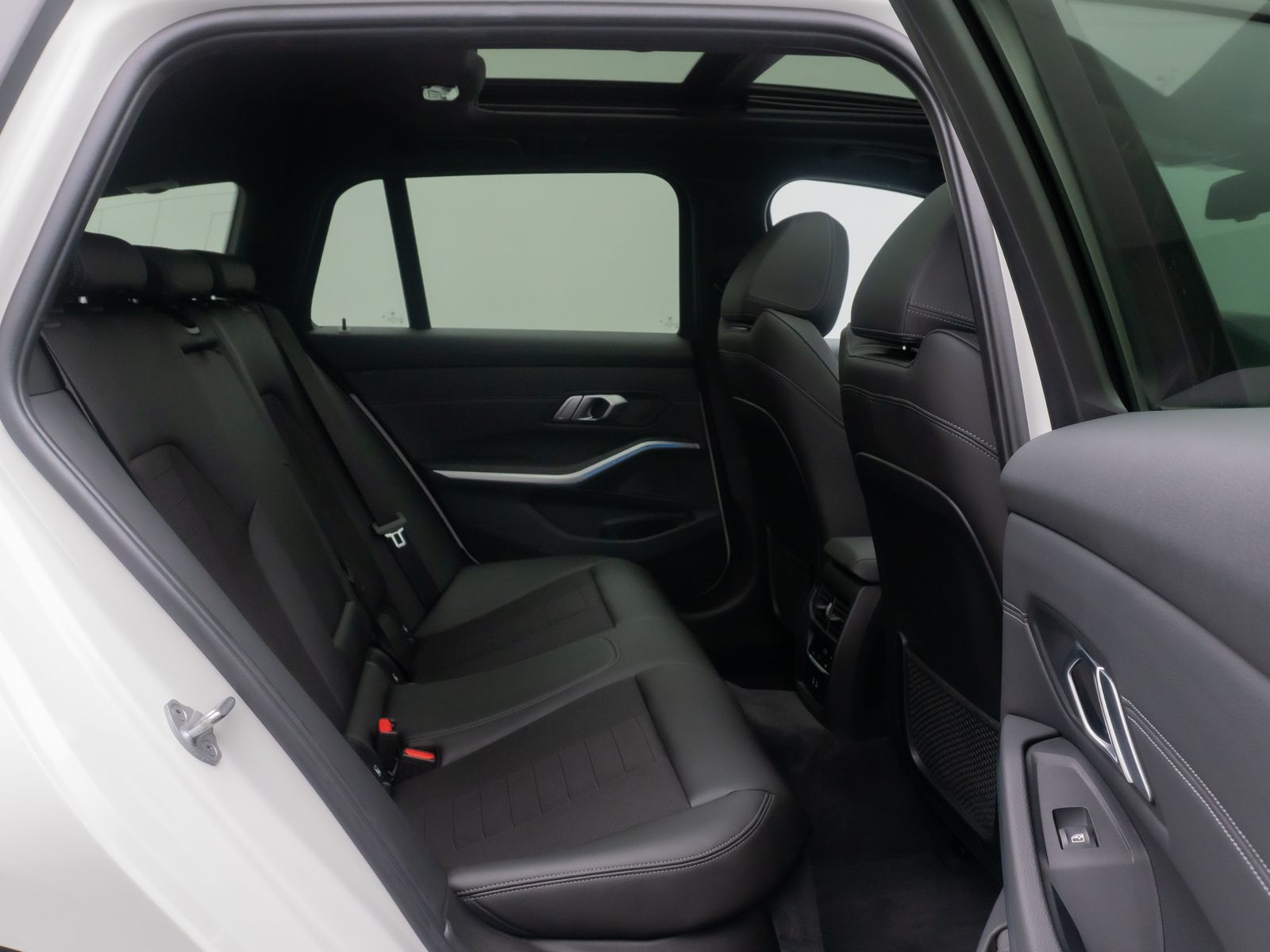 Fahrzeugabbildung BMW 330e xD Sport Line Alarm HUD DAB Panorama HiFi