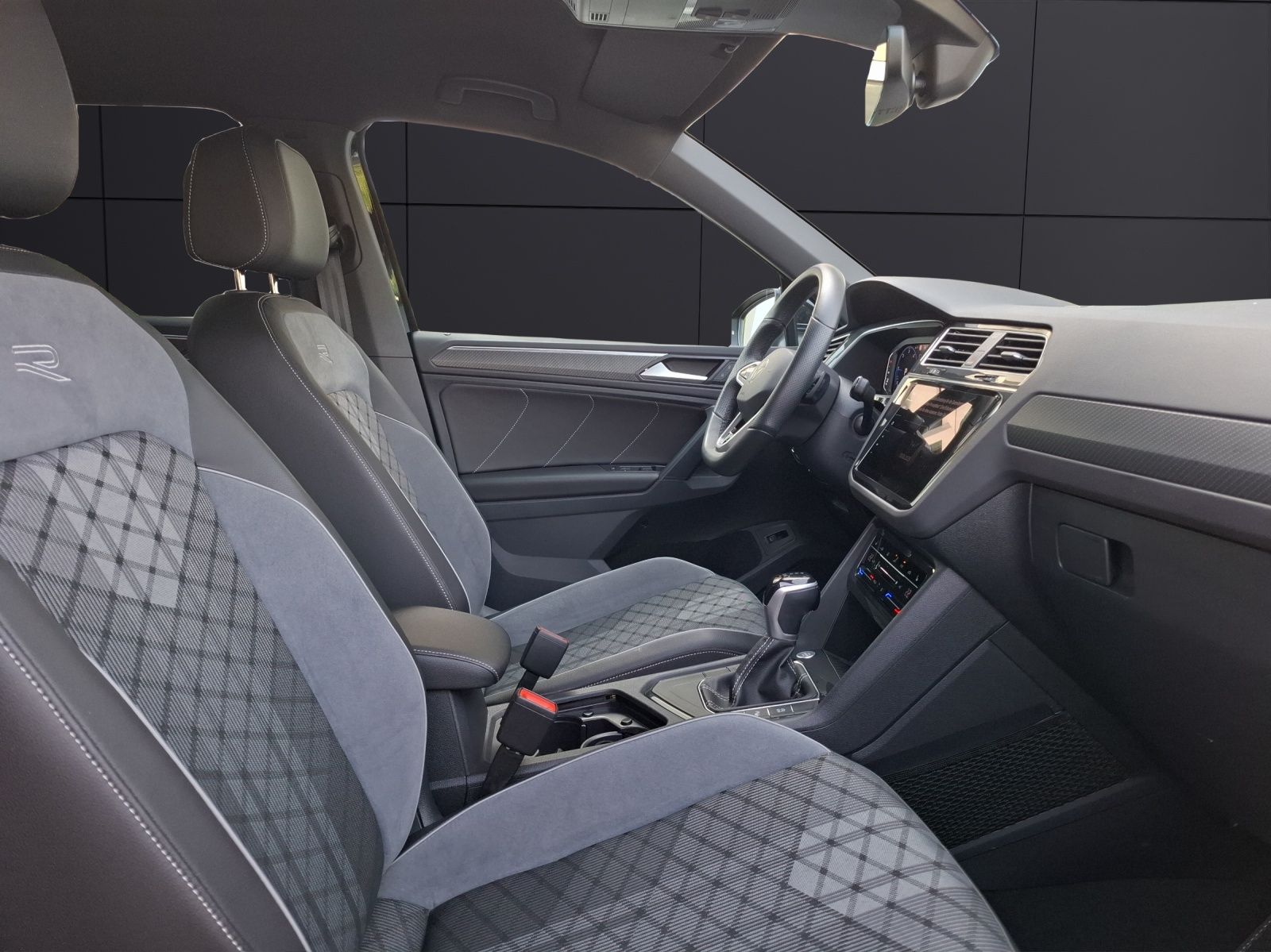 Fahrzeugabbildung Volkswagen Tiguan TDI R-Line DSG STH Matrix AHK Navi AID AC