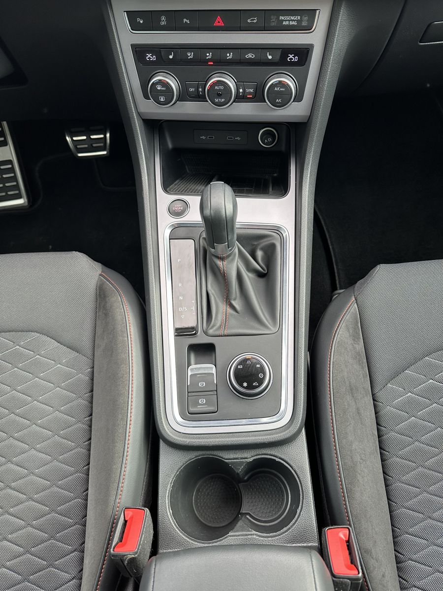 Fahrzeugabbildung SEAT Ateca FR 4Drive NAV+LED+19ZOLL+VCOCKPIT+KAM+ACC